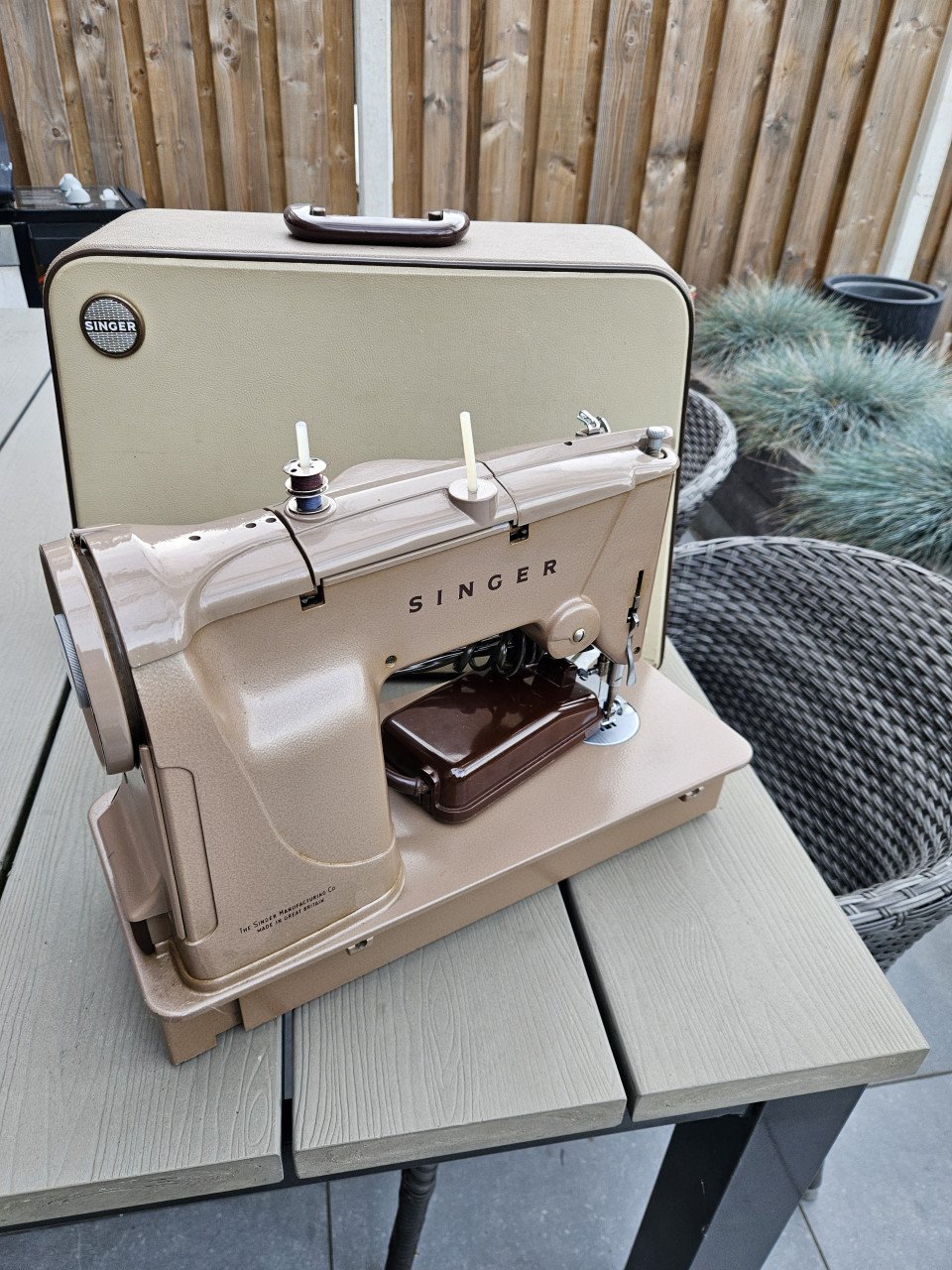 Zeer nette staat.. prachtige industriële krachtige Singer 328K naaimachine.