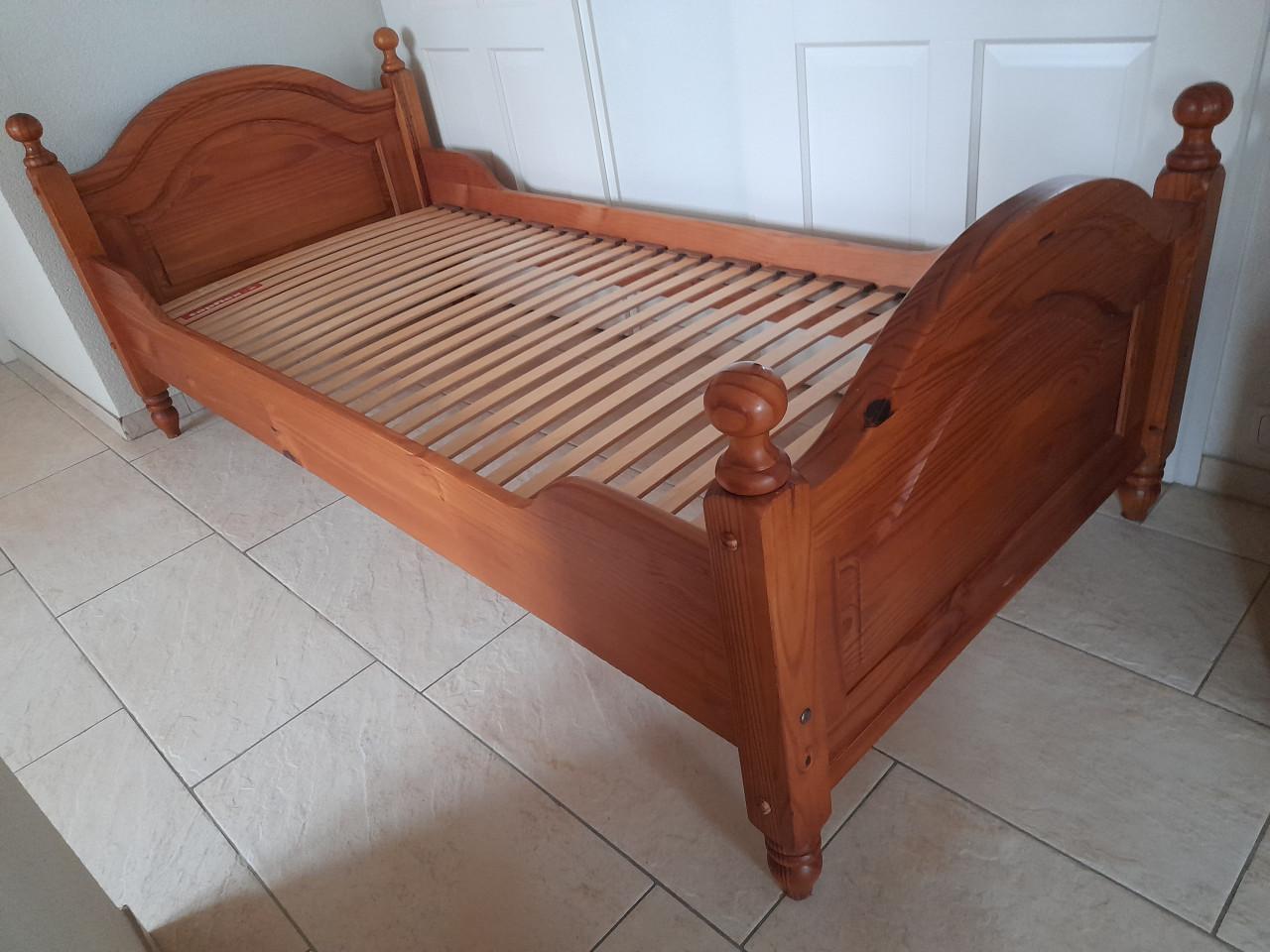 Massief houten bed 90 x 200 ( in goede staat )