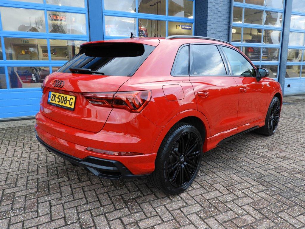 Audi Q3 35 tfsi s-line black optic nap trekhaak