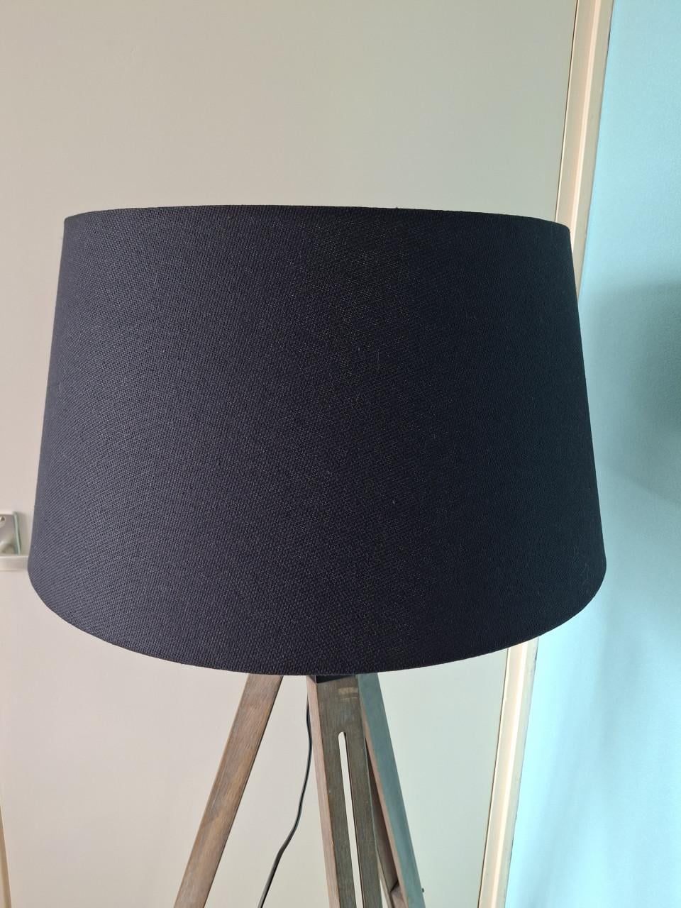 Staande lamp met 3 poot hout en 2 kappen