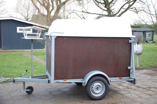 Gesloten aanhangwagen met hefdak