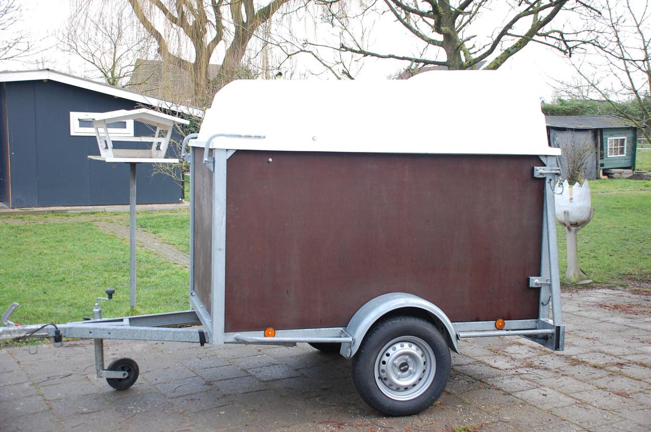Gesloten aanhangwagen met hefdak