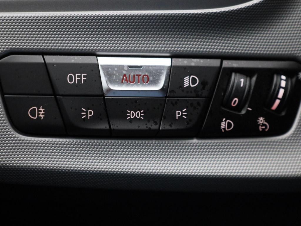 BMW 1 Serie 118i business edition | automaat | apple carplay / android auto