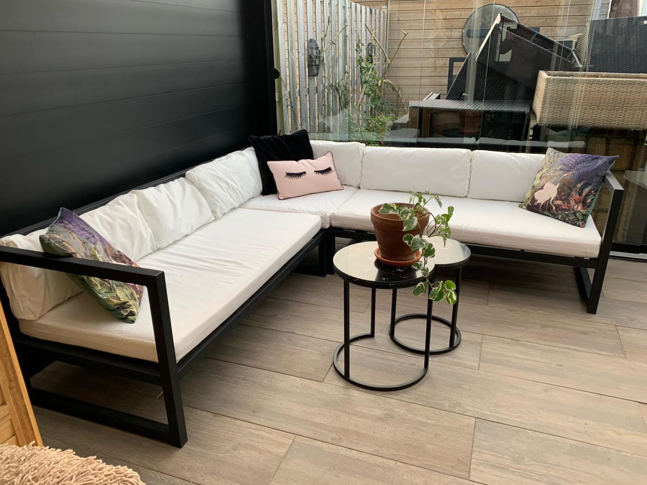 Alminium zwart loungeset, met kussens en tafeltjes.