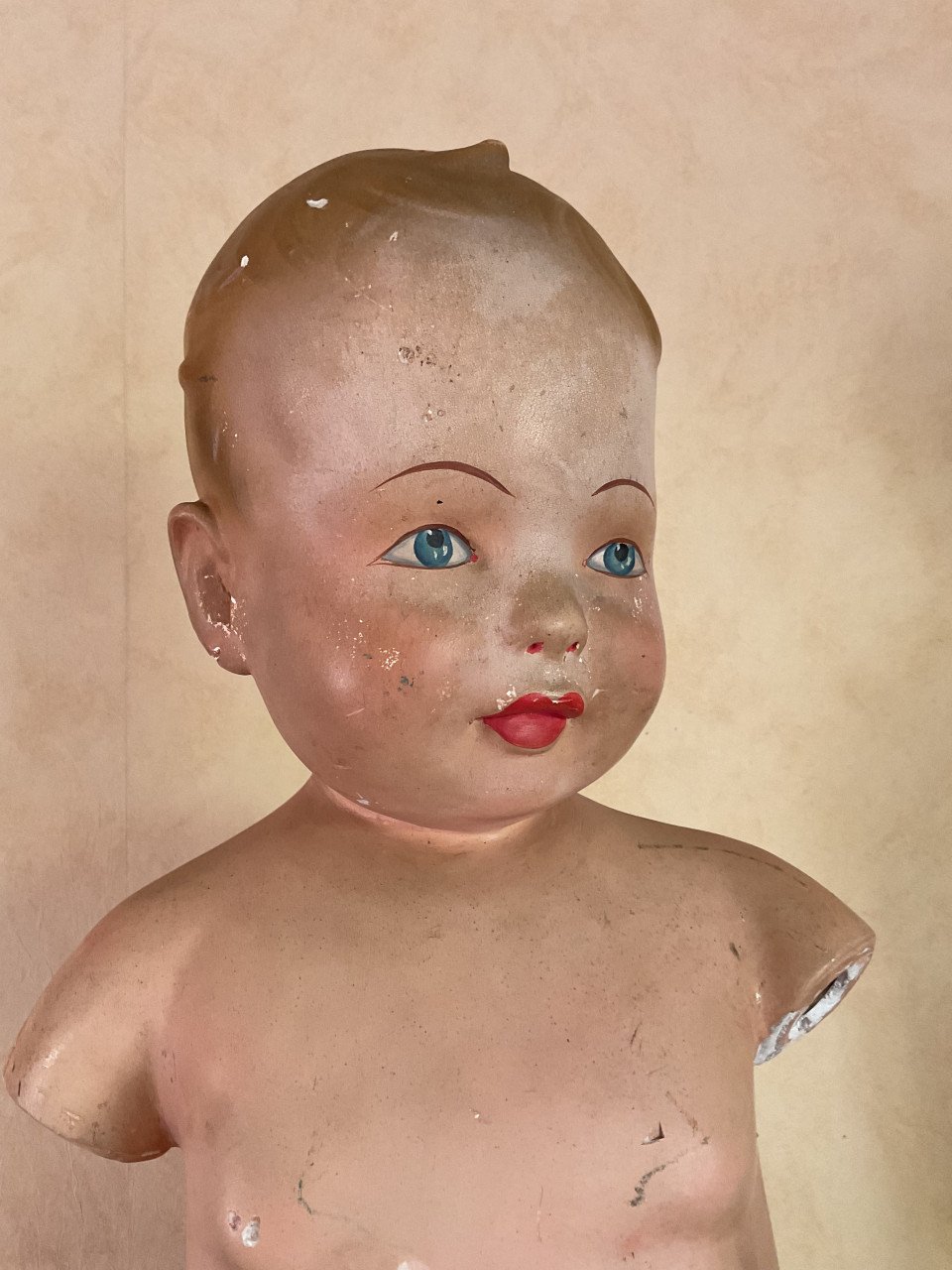 Antieke gipsen etalagepop