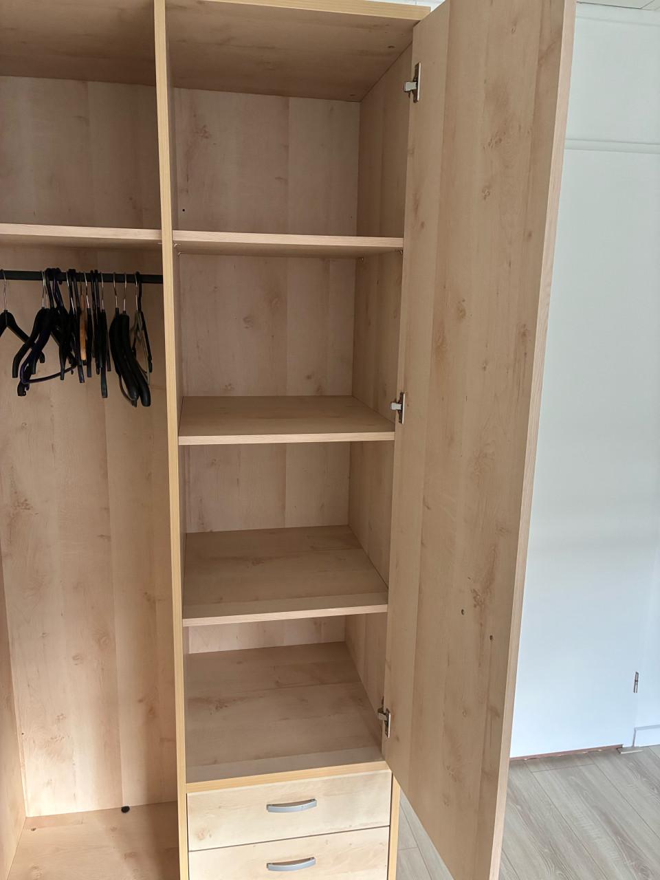 Bed, nachtkastje en kledingkast