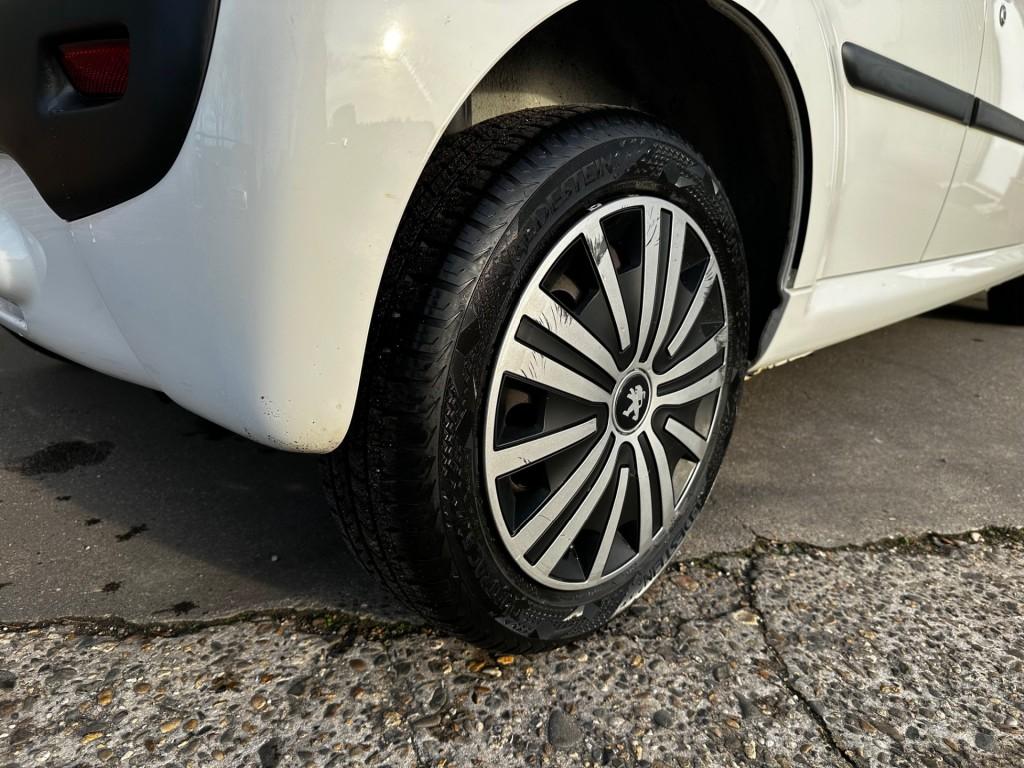 Peugeot 107 1.0 active airco 5drs.