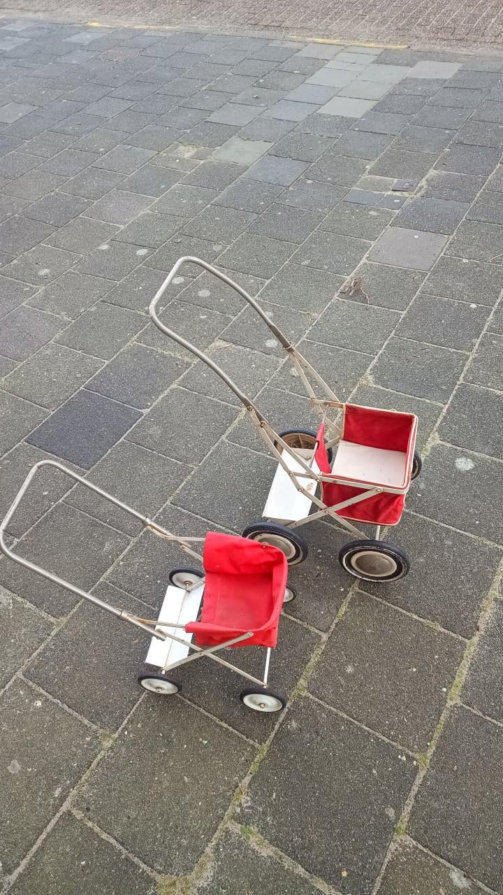 2 oude poppenwagentjes