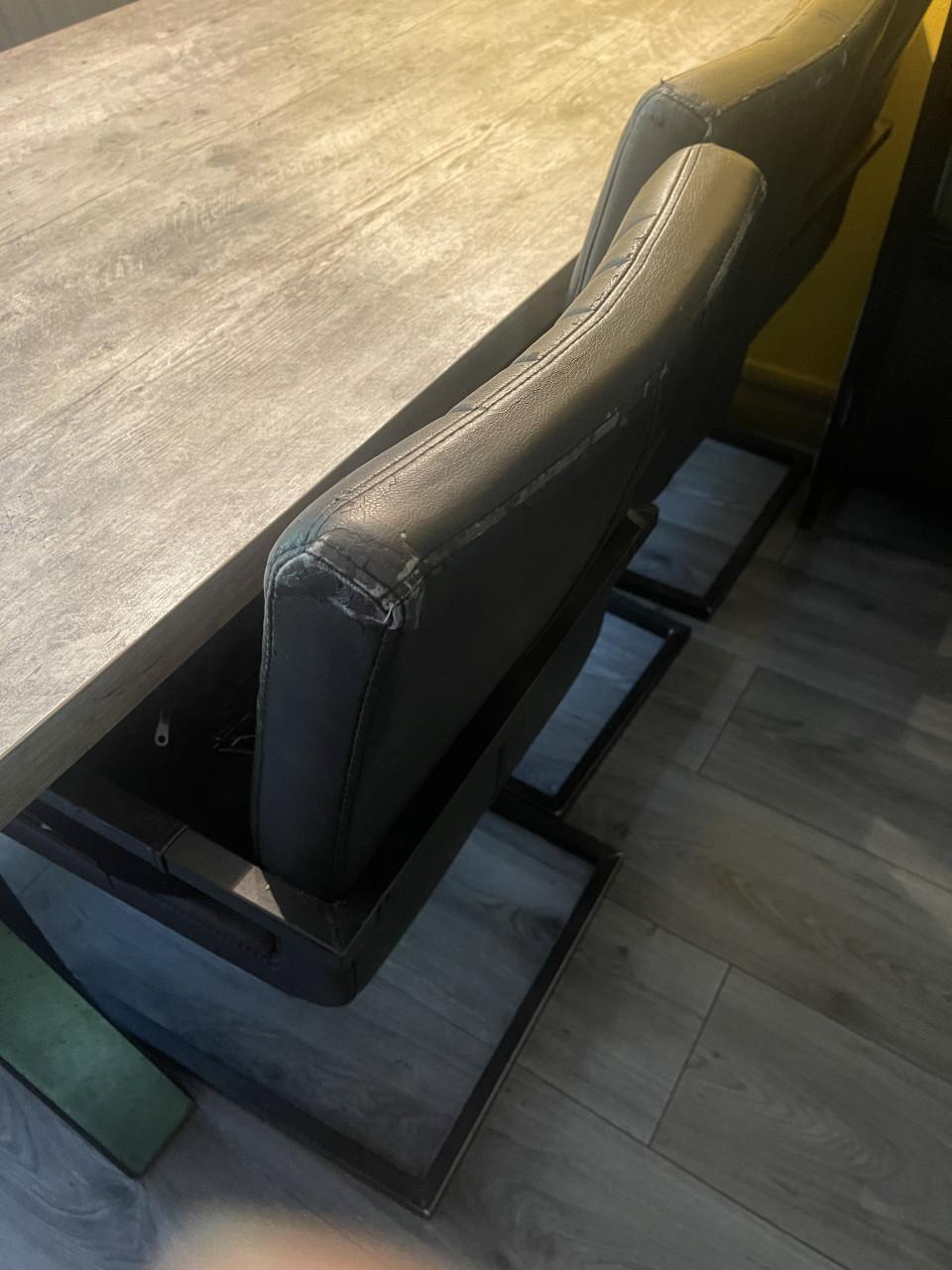 Eettafel met stoelen