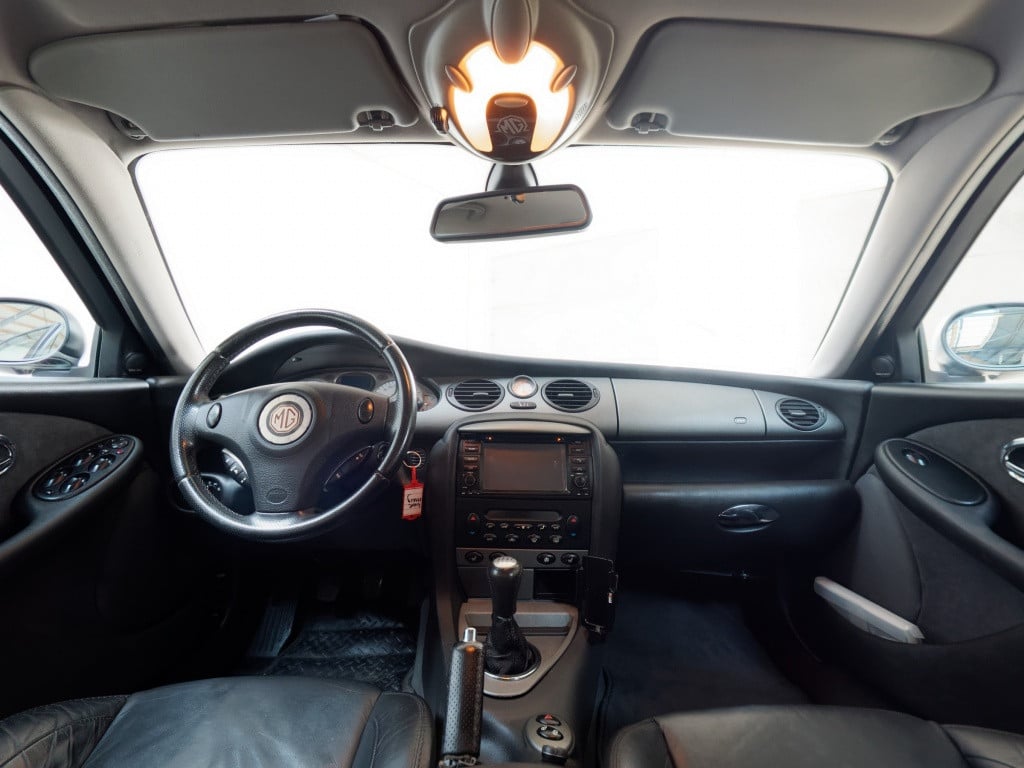 MG ZT 4.6 v8 260