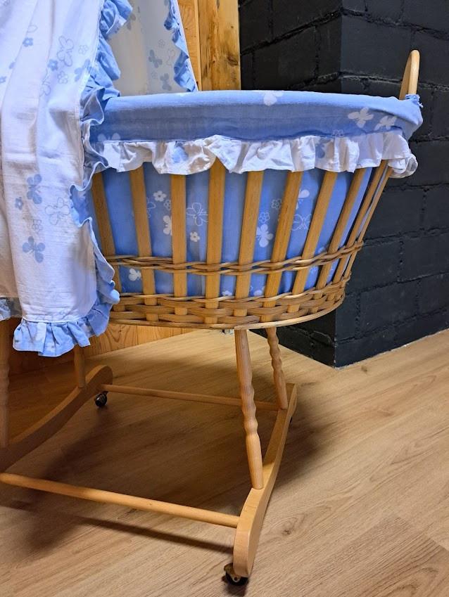 Babywieg met kledingkast