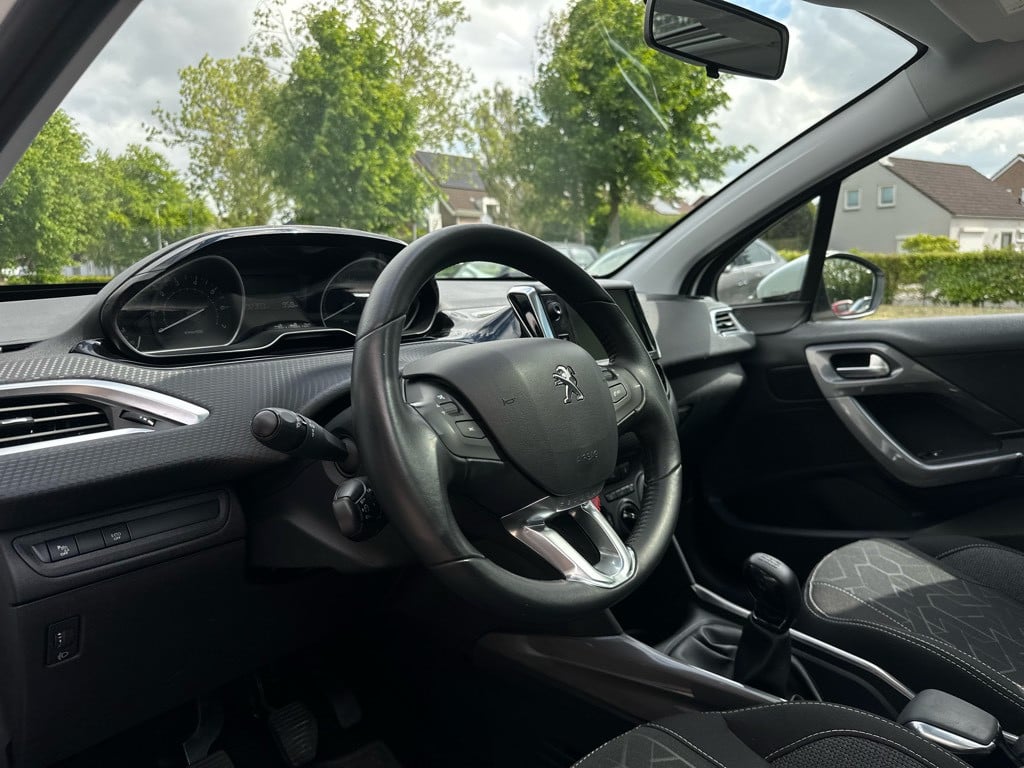 Peugeot 2008 1.2 t blue lion // panoramadak // apple carplay //