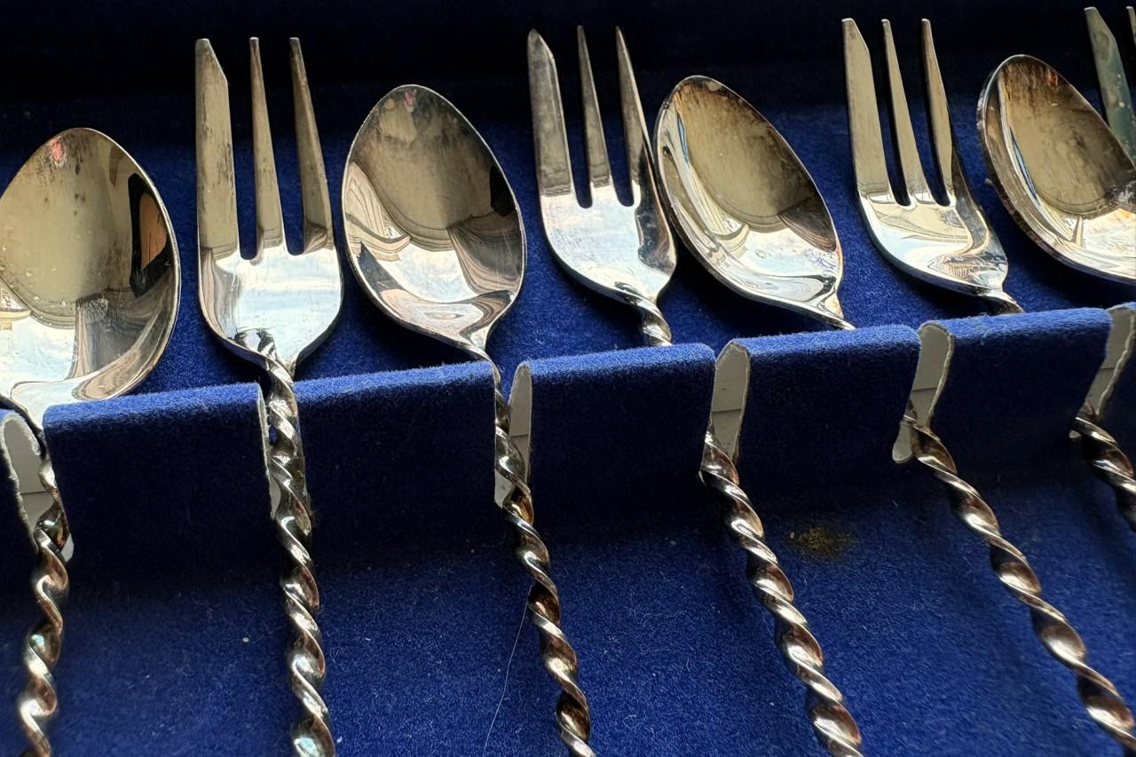 14 mooie gebaksvorkjes en -lepeltjes.