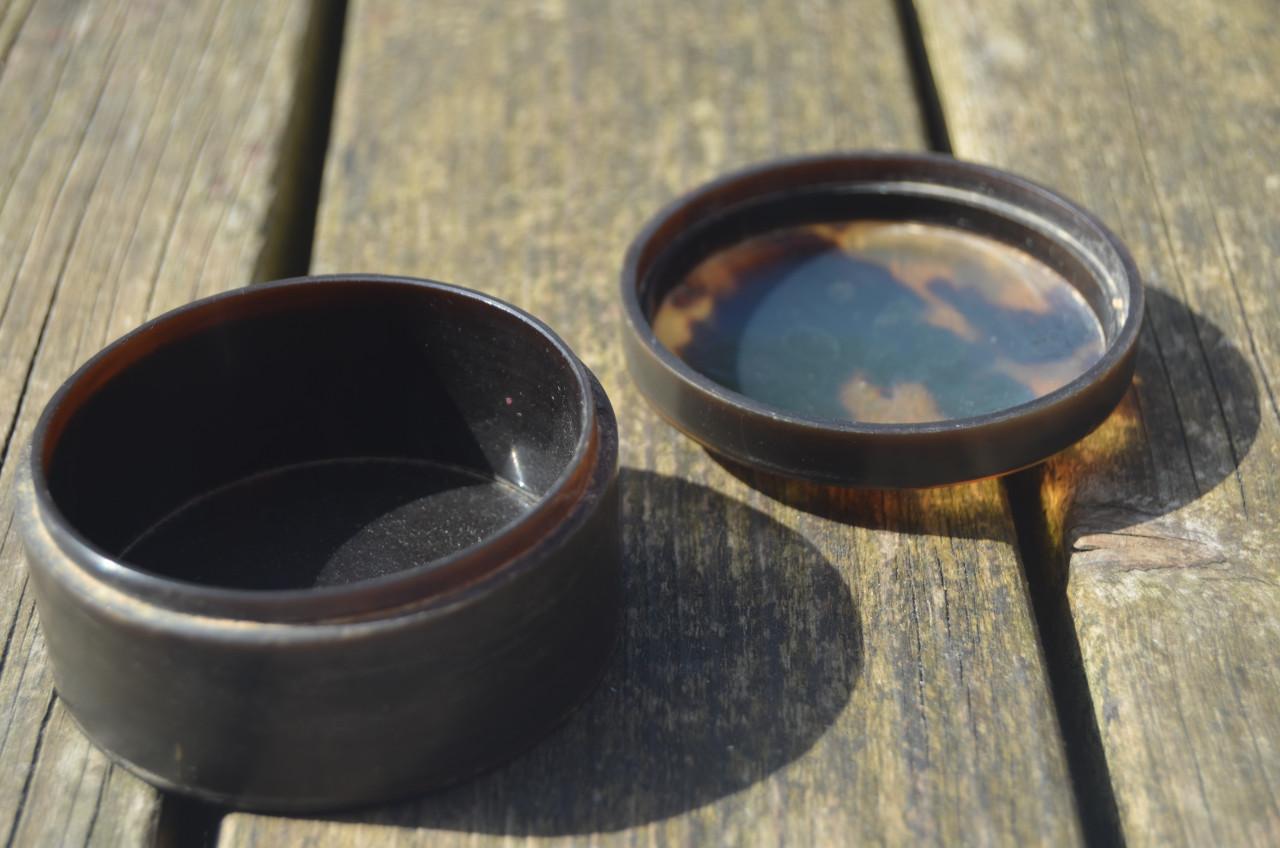 2 Kleine doosjes, 1 van bakeliet, eentje niet...........