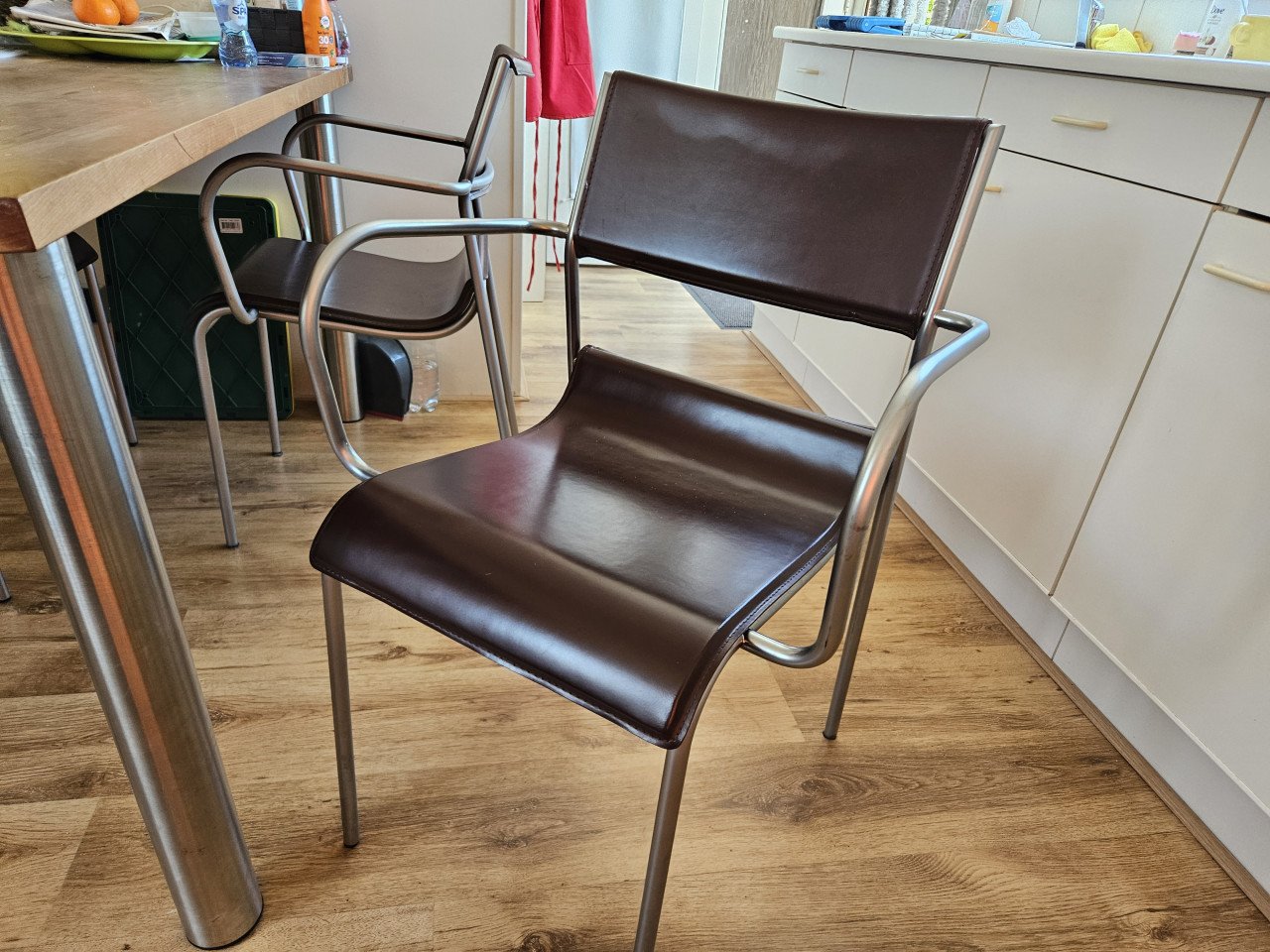 4 RVS en lederen eetkamerstoelen