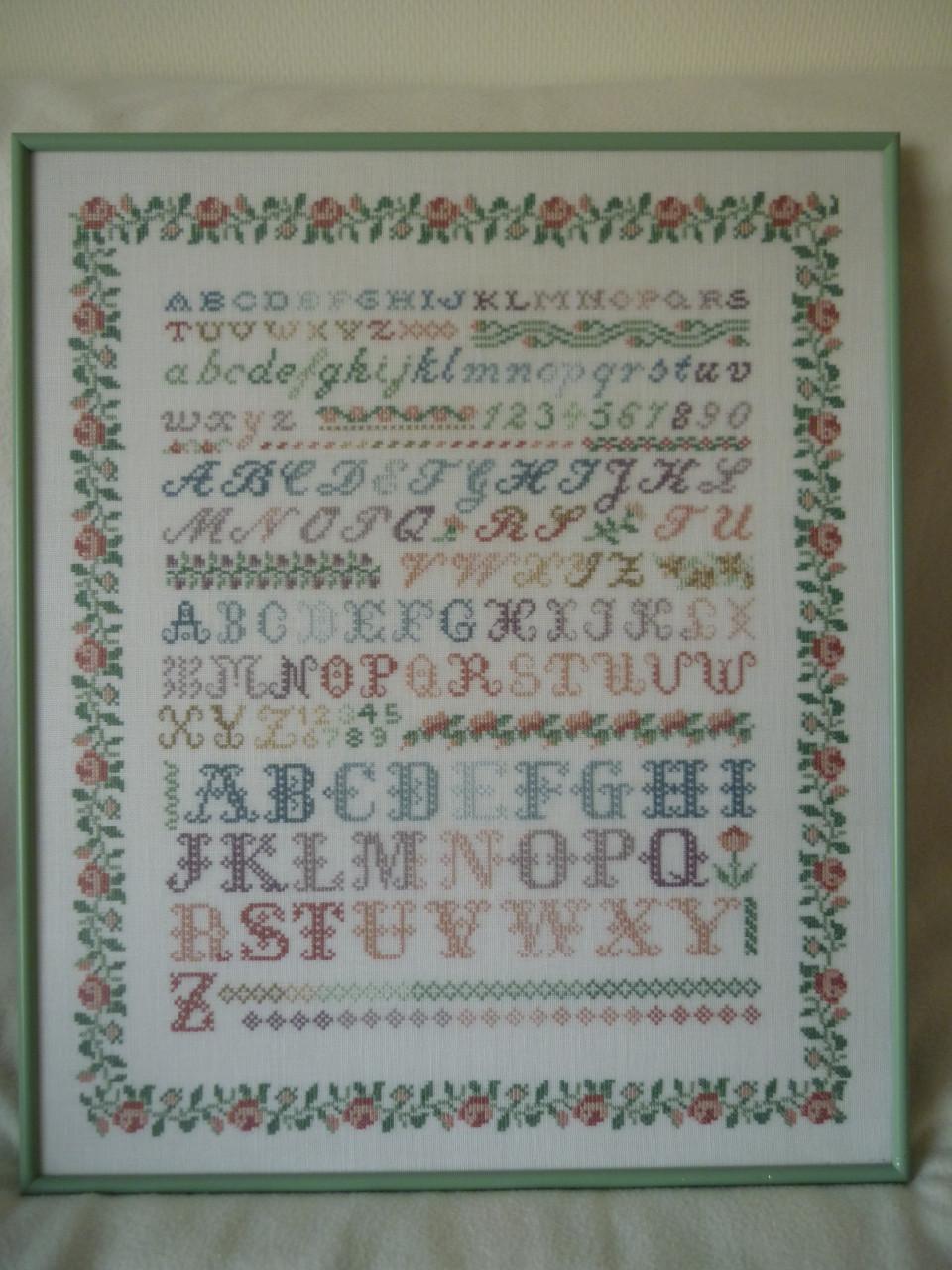 Merklap alfabet in lijst 54x45 cm - voltooid borduurwerk