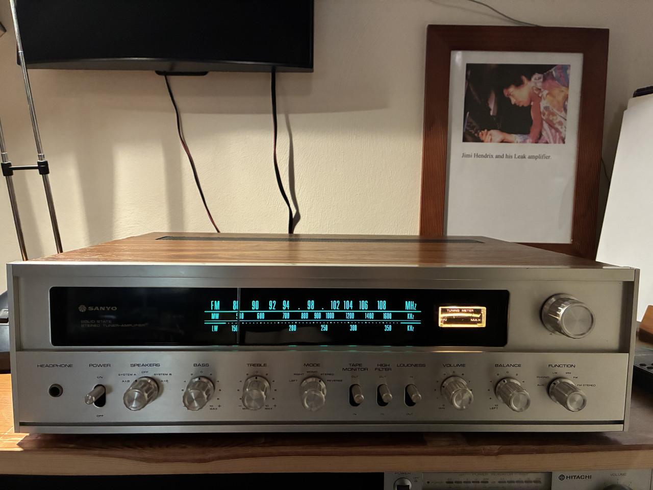 Sanyo DCX-2500L versterker.
