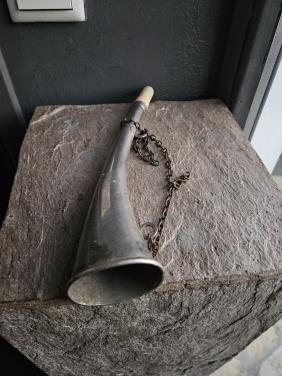 Mooi antiek jachthoorn met een ivoren mondstuk en ketting