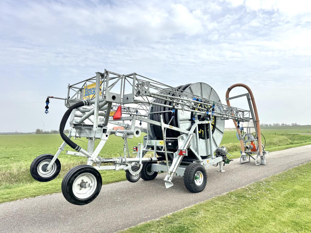 In nieuwstaat gegalvaniseerd haspel met sproeiboom + landini pomp 300/90