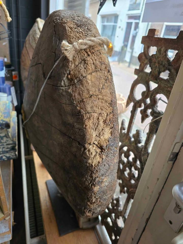 DIVERSE STOER EN SOBER DECO BIJ 3Z FACTORY, MAAR OOK BANKEN KASTEN TAFELS