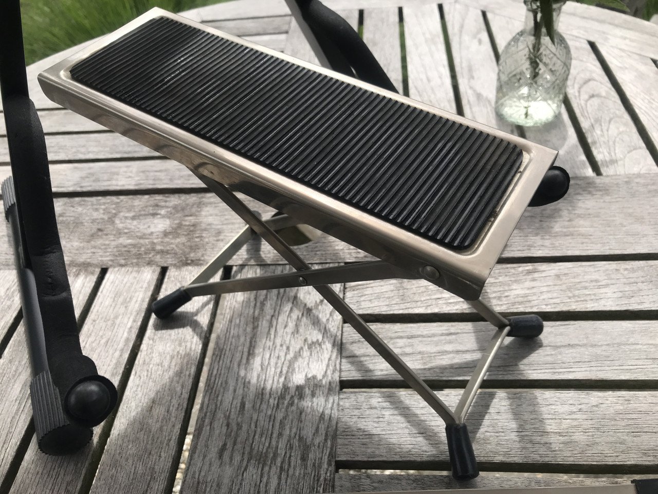Gitaar-, muziekblad en voetstandaard