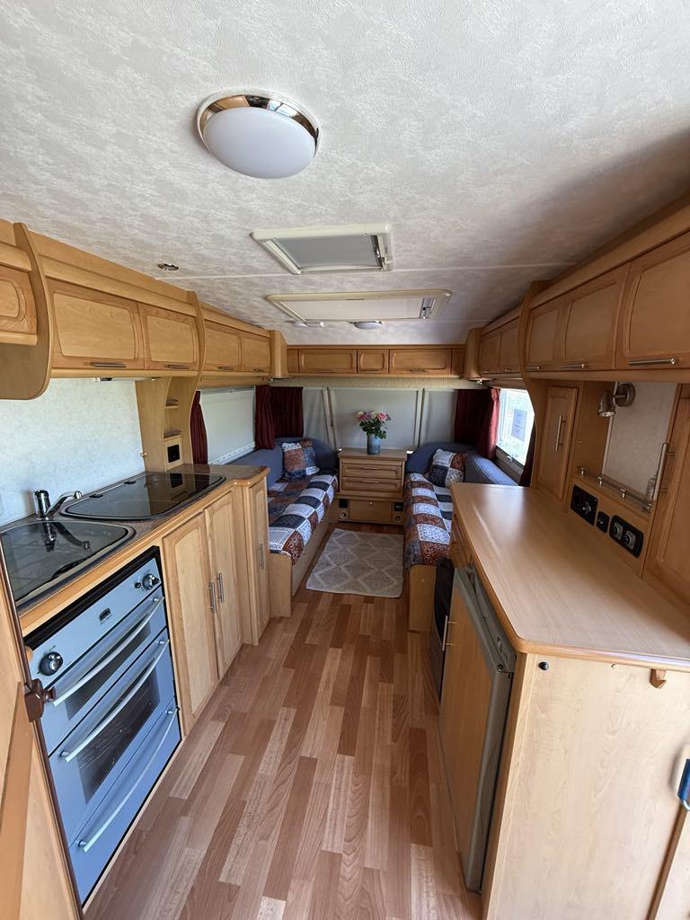 Zeer luxe Elddis crusador hurricane 2004 met lichte hagelschade
