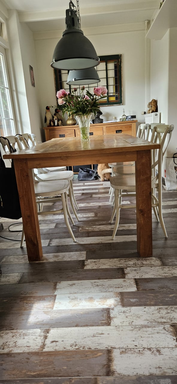 Mooie teakhouten tafel met 6 stoelen