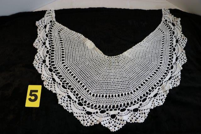 Walcherse kleding te koop. Gehaakt wit katoenen halsdoekje  (1) Bovenkant: