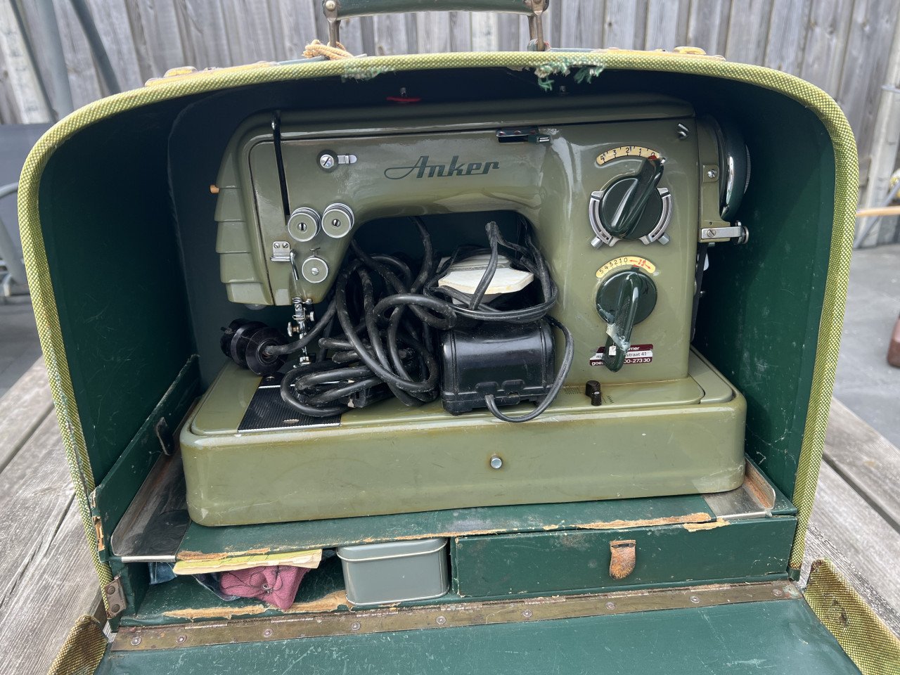Complete nostalgische naaimachine van het merk Anker RZ-K originele koffer