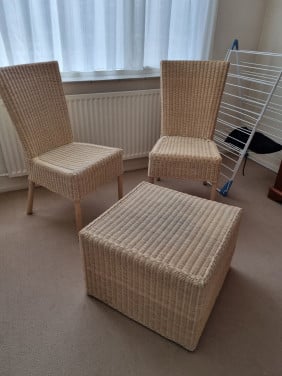 Rieten tafel + 2 stoelen, kleur wil
