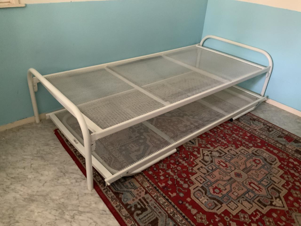 Dubbel logeerbed avek. 200-90 cm