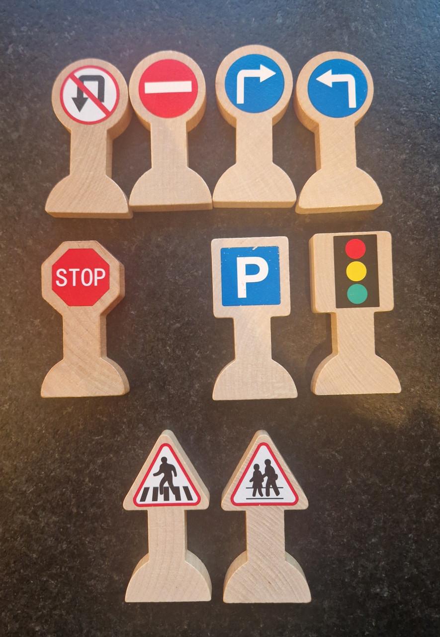 Houten autootjes en verkeersborden.
