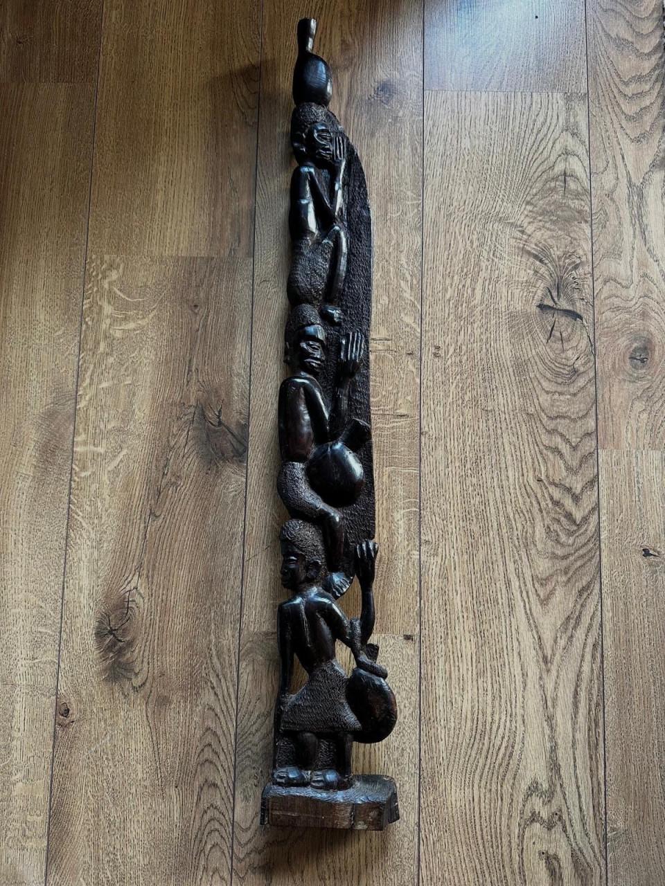 Hout gestoken beelden. Afrikaans en Maria beeld