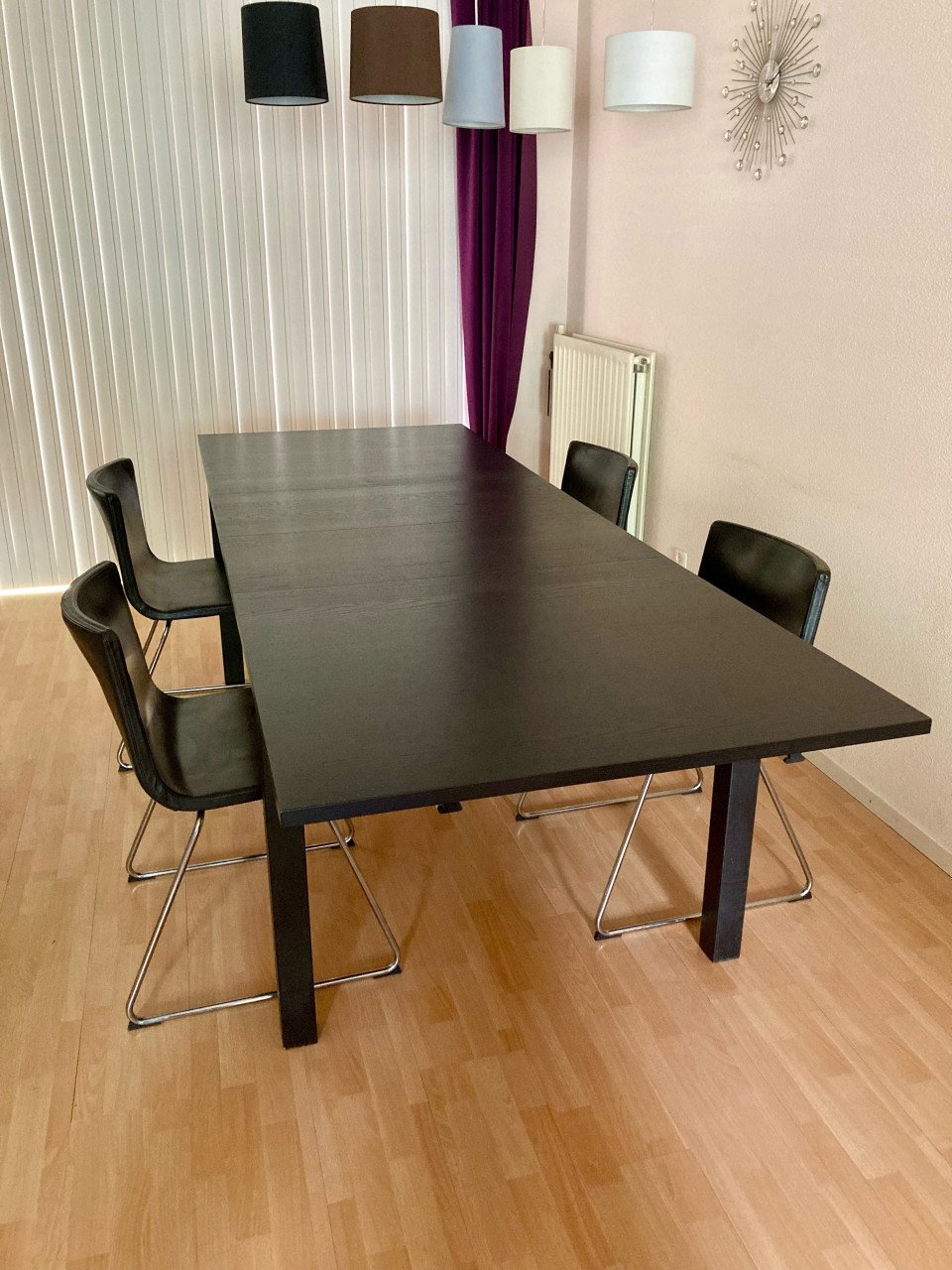 Uitschuifbare eetkamertafel met 4 stoelen.