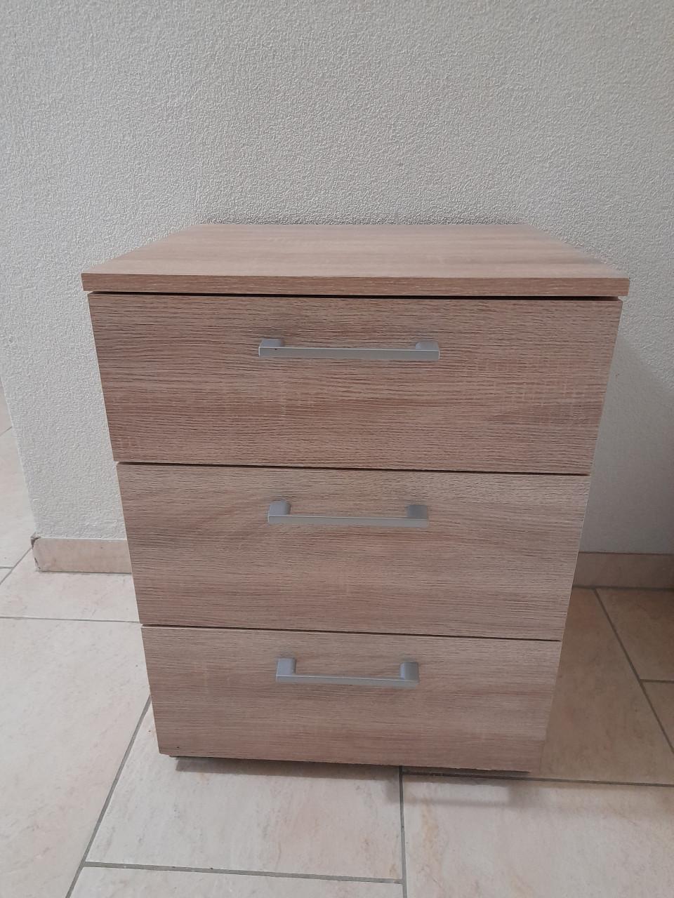 Nachtkastje 45 x 39 x 59H (in goede nette staat )