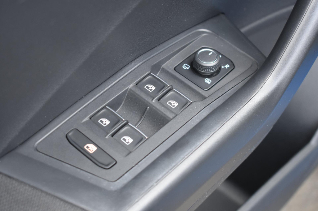 Volkswagen T-roc 1.0 tsi sport | virtual cockpit | trekhaak | camera | nap 