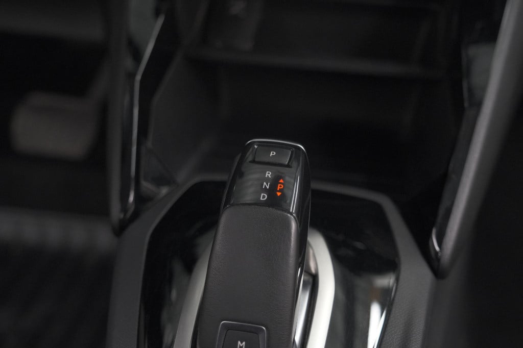 Peugeot 208 puretech 100 eat8 active | trekhaak | parkeersensoren | navigat