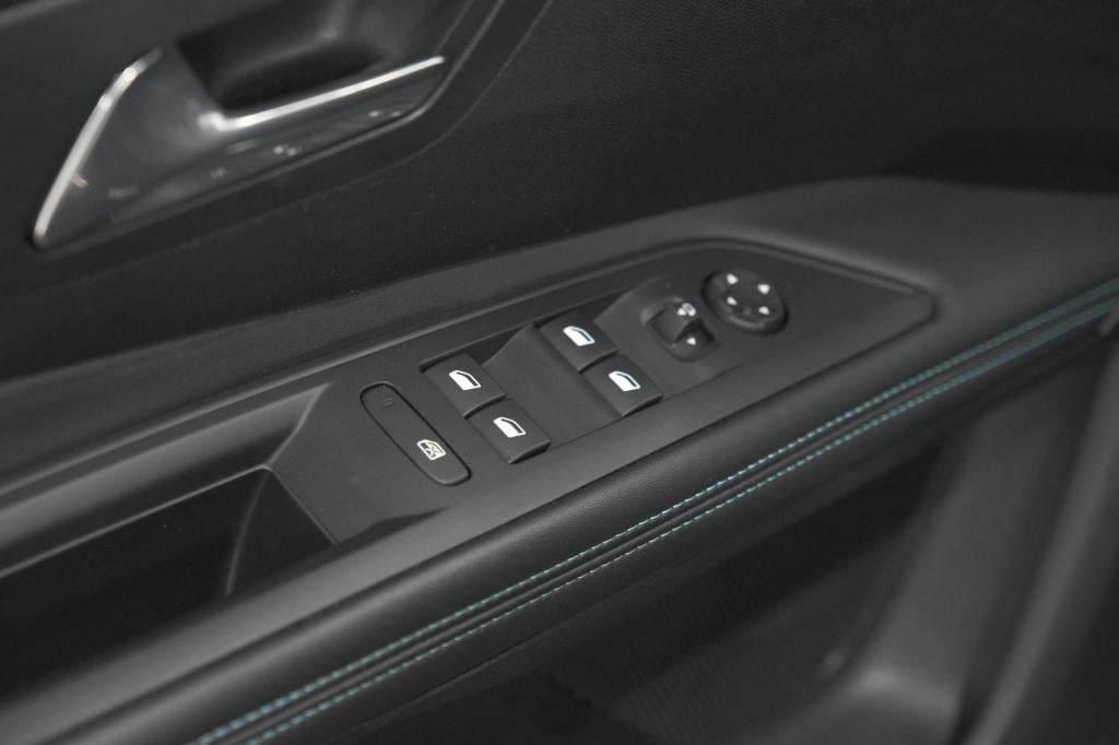 Peugeot 3008 puretech 130 eat8 allure | camera | stoelverwarming | apple ca