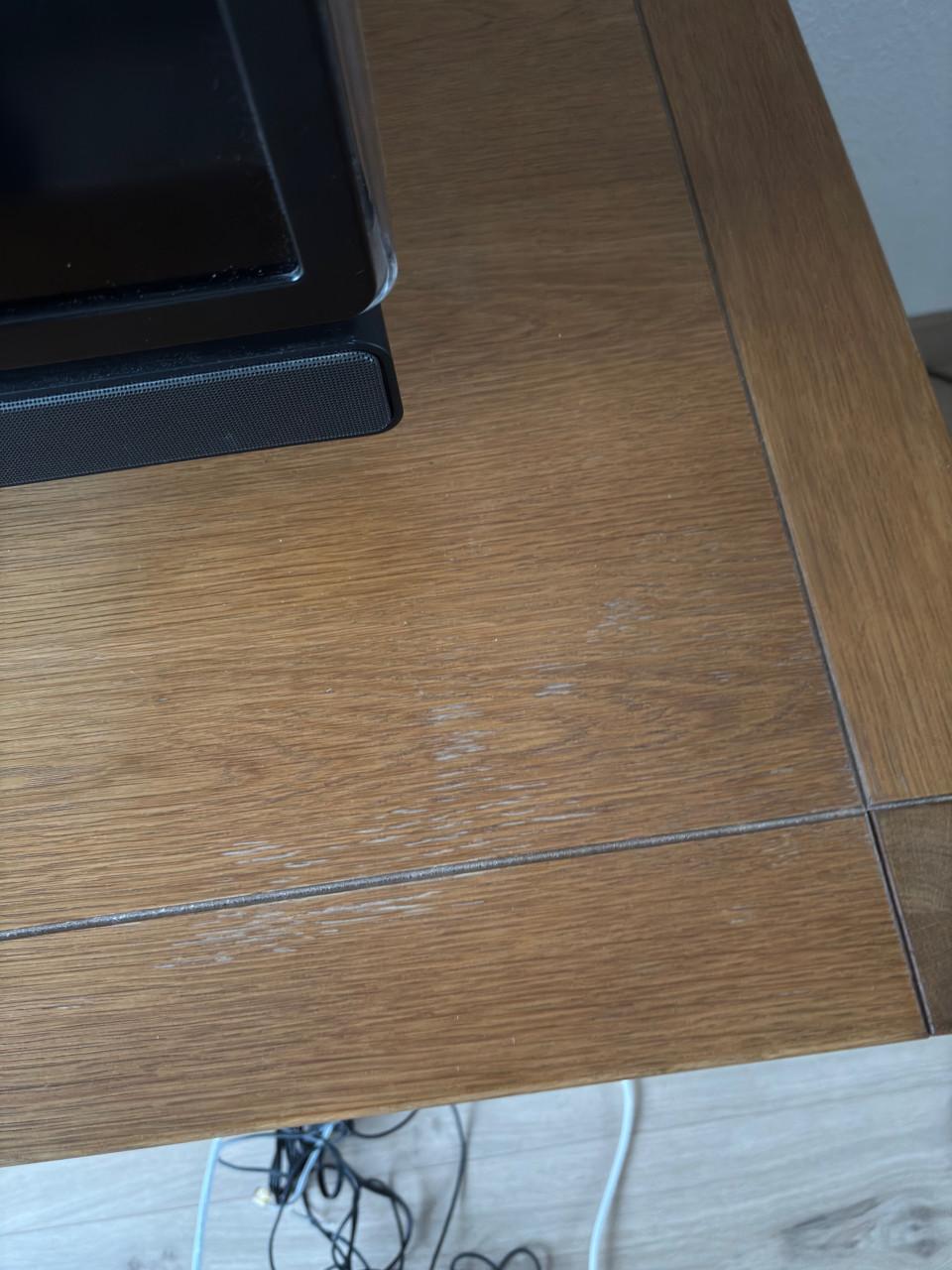 Inboedel: bank salontafel tv-meubel kast vitrinekast eettafel en stoelen