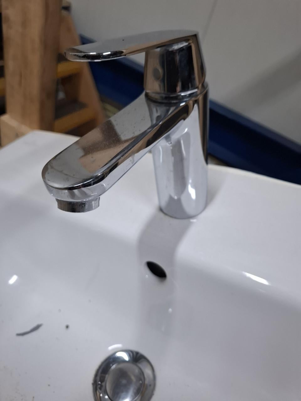 NETTE WASTAFEL MET GROHE MENGKRAAN