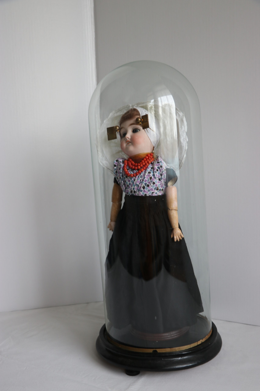 Glazen stolp Hoog 50 cm Doorsnee 20 cm Met voetstuk hoogte: 55 cm Kleur: zw