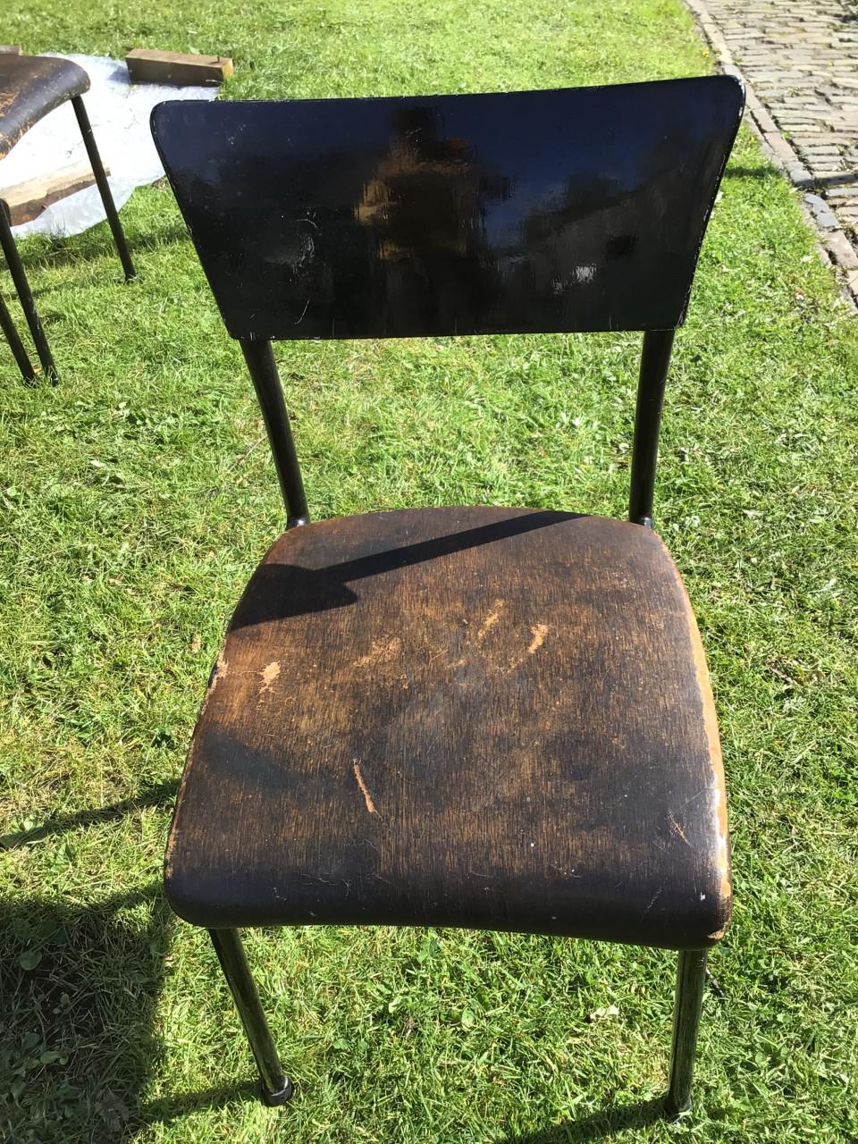 Vintage stoelen die wat liefde en zorg nodig hebben