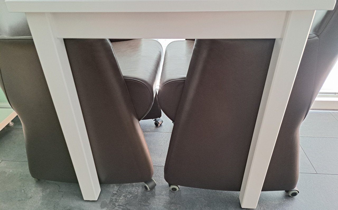 Witte zware tafel - (b) 74 x (d) 74 x (h) 75 cm
