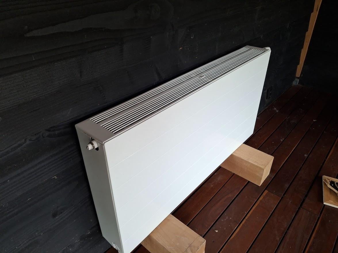 Vlakke radiator 600x1200 mm, 3818watt , kleur verkeerswit.