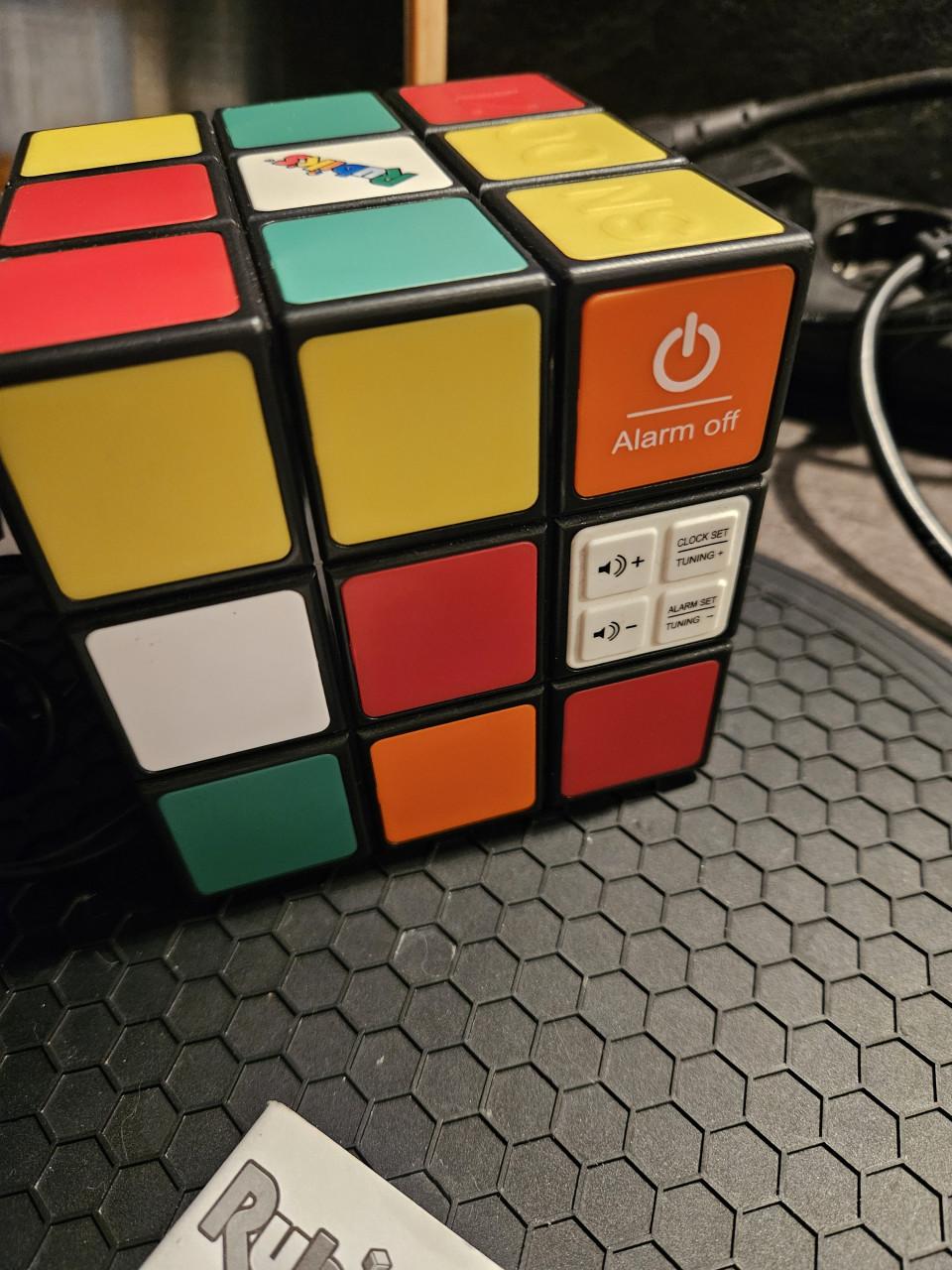 Werkende grote vrolijke vintage Bigben Rubik's cube wekkerradio