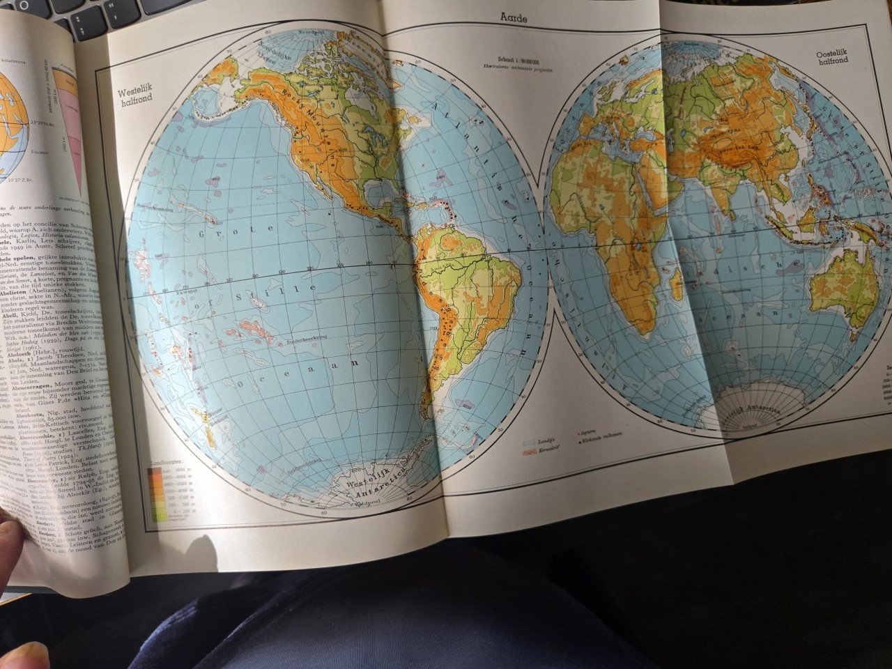 "De Kleine Oosthoek" is een Nederlandse encyclopedie in 2 delen
