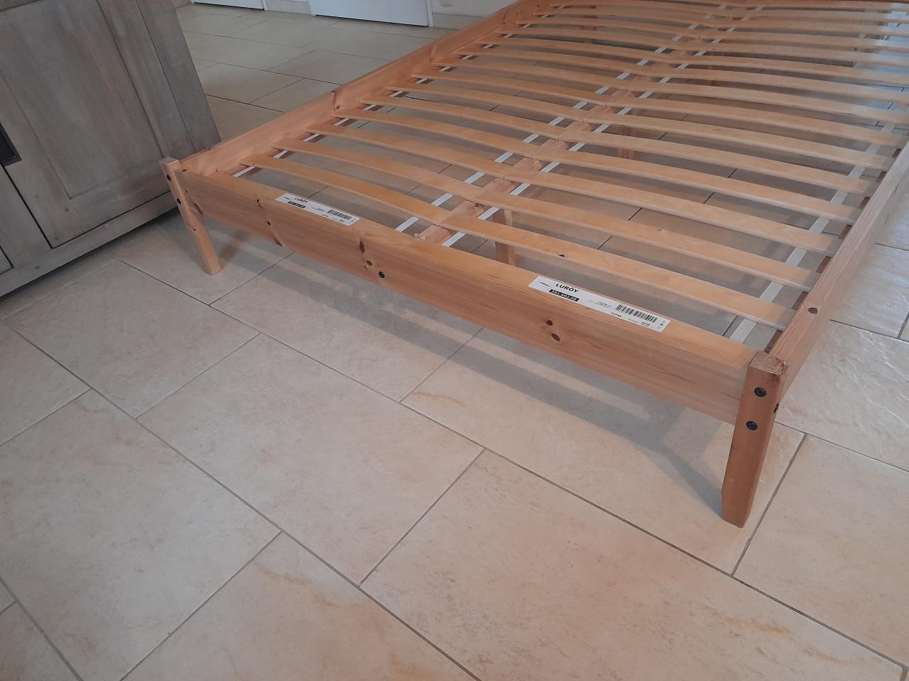 Houten bed 140 x 200 (in goede staat)