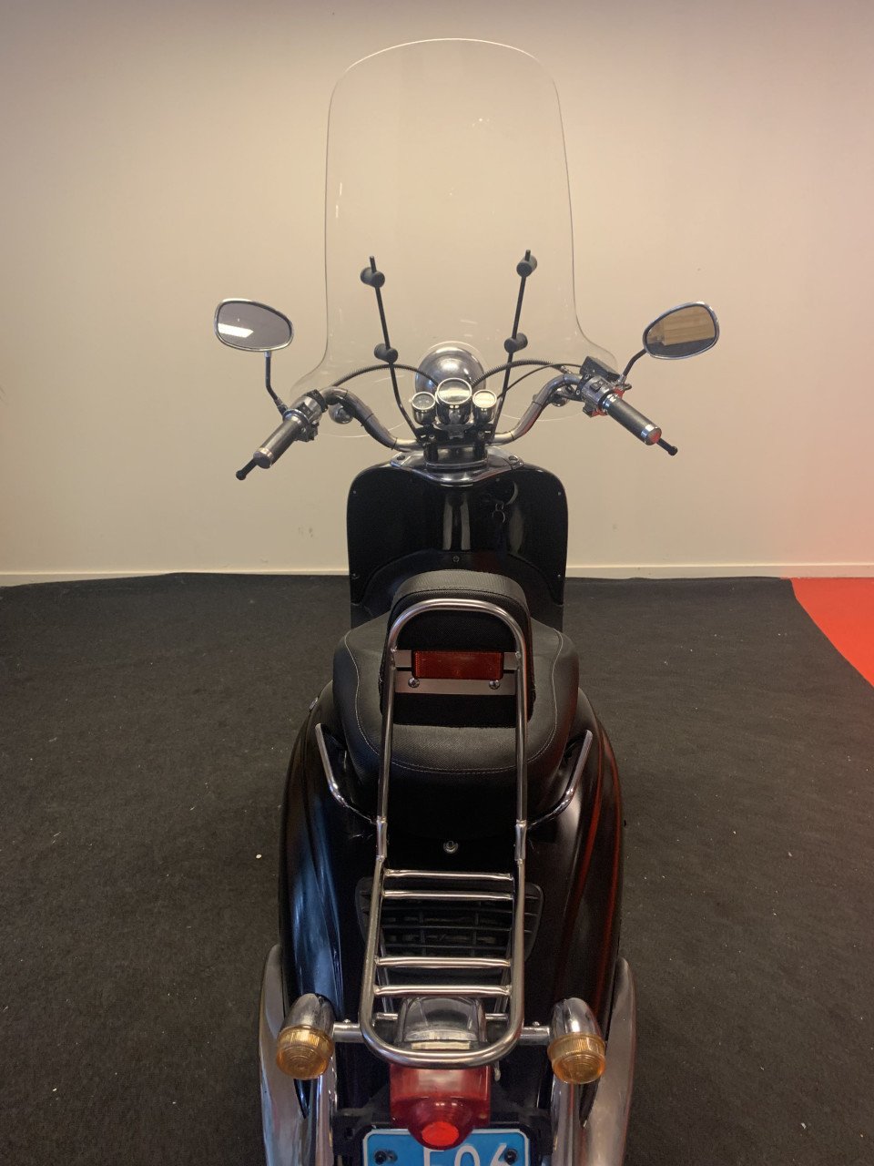 RETRO SCOOTER MET WINDSCHERM NU 349,= RIJKLAAR