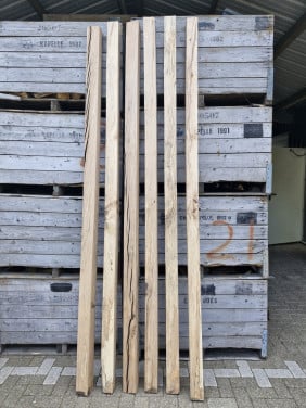 Geschaafde oude eiken palen