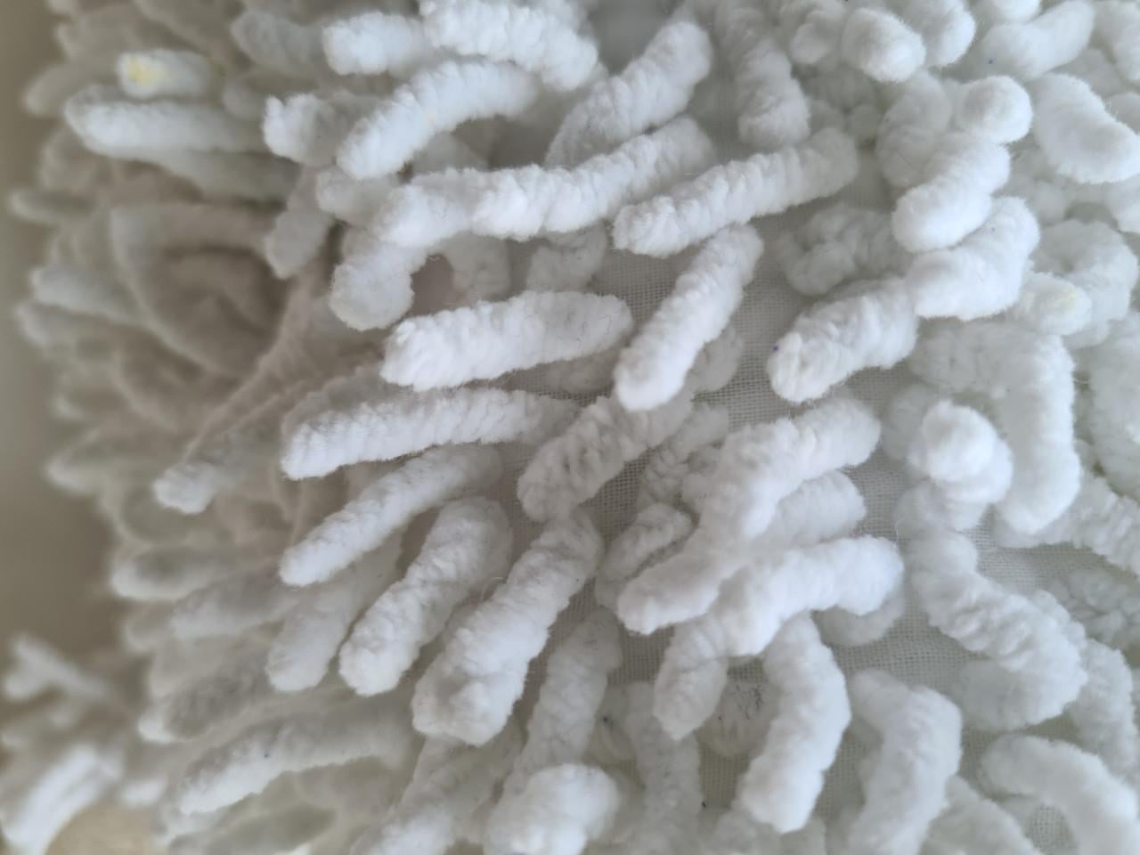 Een zacht schaap ,wit knuffeldier met een "lolliepop"-vacht.